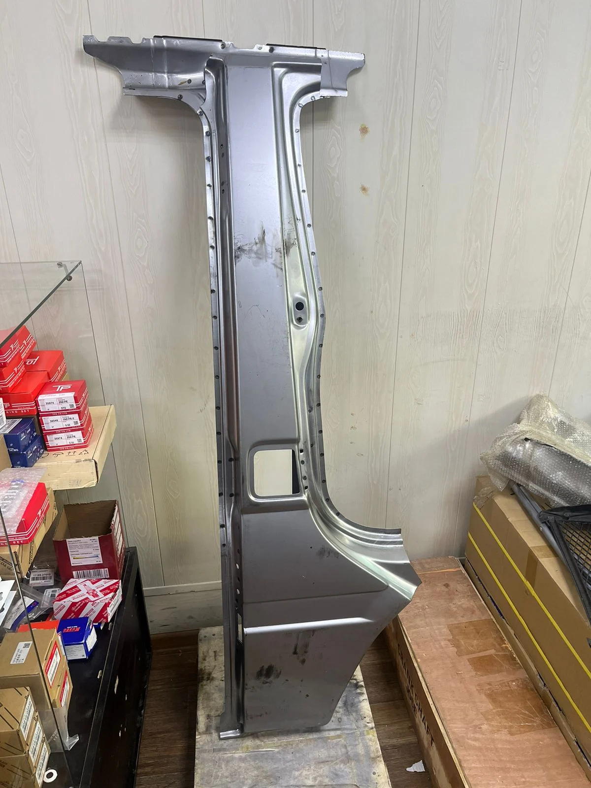 Стойка передней стороны новая TOYOTA HIACE 2L 3L 5L 1KZ-FE 2RZ-FE LH119 LH178 H100 61301-26051
