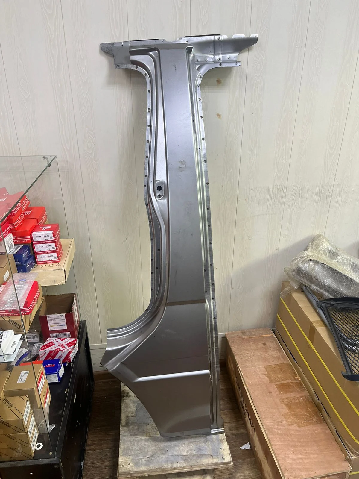 Стойка передней стороны новая TOYOTA HIACE 3L 5L 1KZ-FE 2RZ-FE LH119 LH178 H100 61302-26051