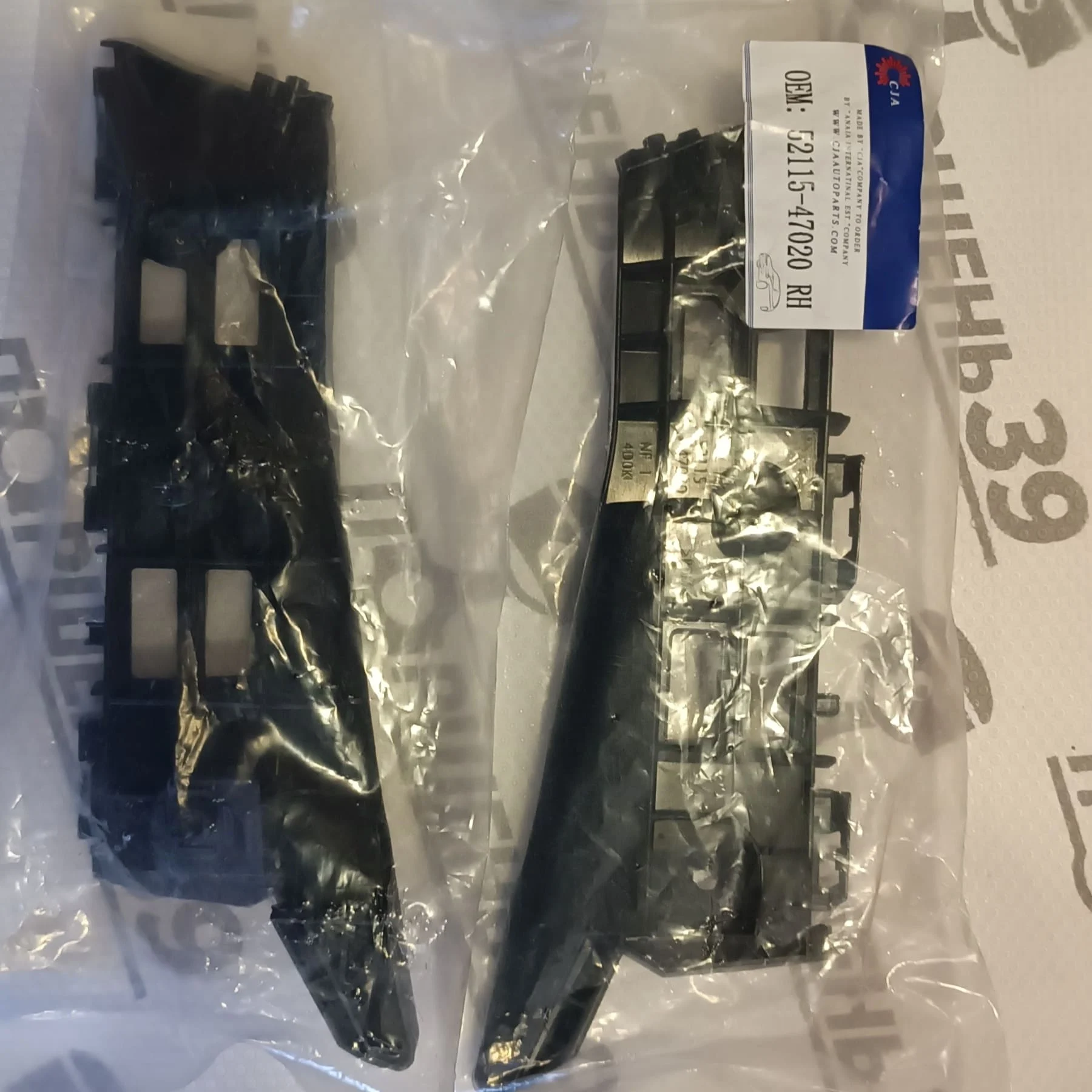 Кронштейн переднего бампера правый Toyota 2ZRFXE 52115-47020 RH