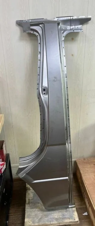 Стойка левой стороны передняя Toyota HIACE LH119 LH178 61302-26050 61302-26450