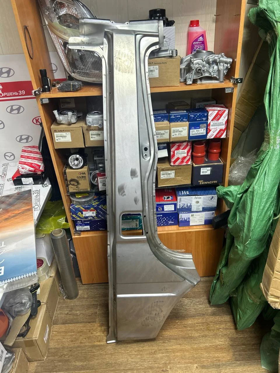Стойка правой стороны передняя Toyota HIACE LH119 LH178 61301-26050 61301-26460