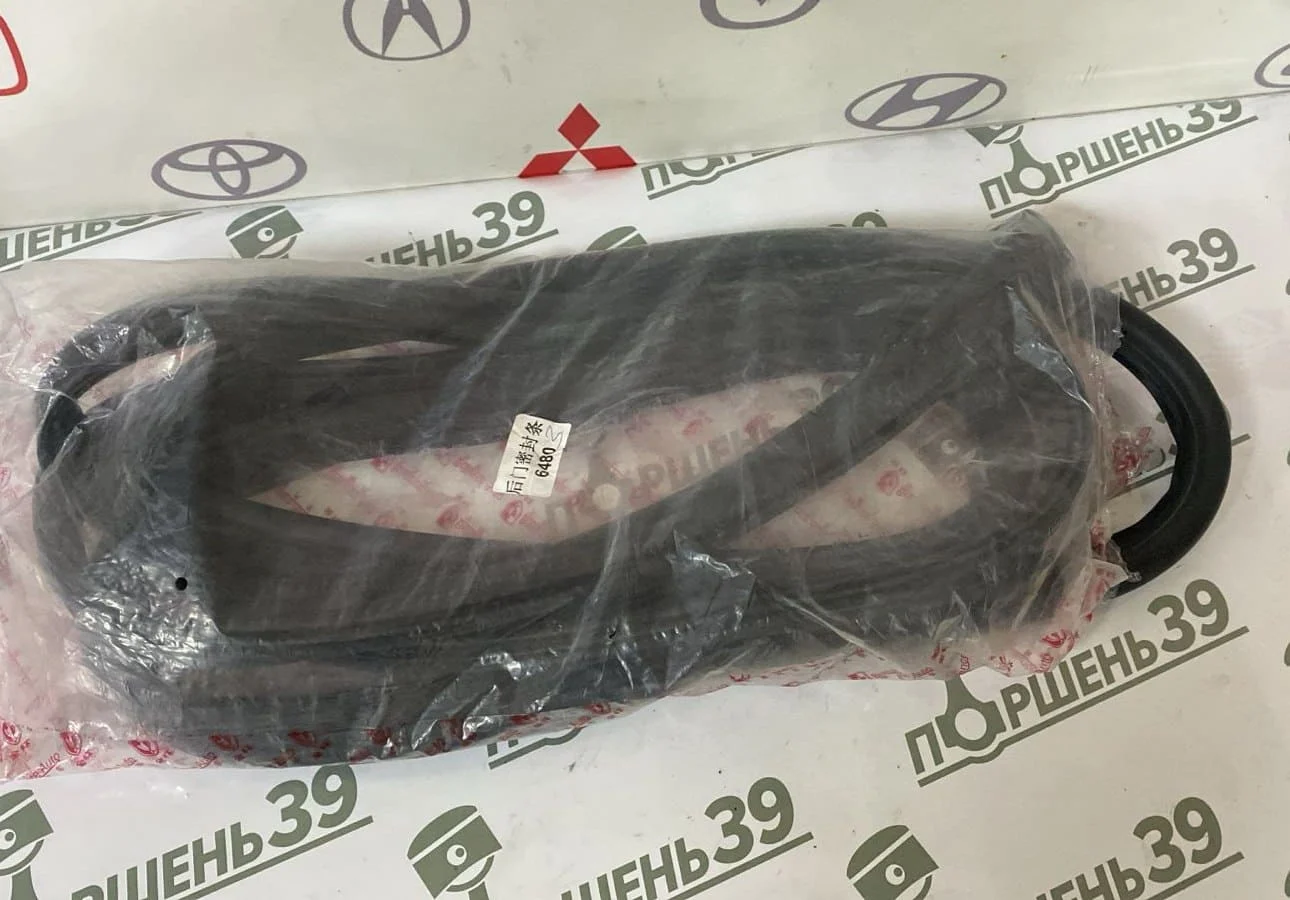 Уплотнитель задней двери крышки багажника LH HIACE DYNA TOYOACE 3L 2L 5L 1KZTE 67881-95J16
