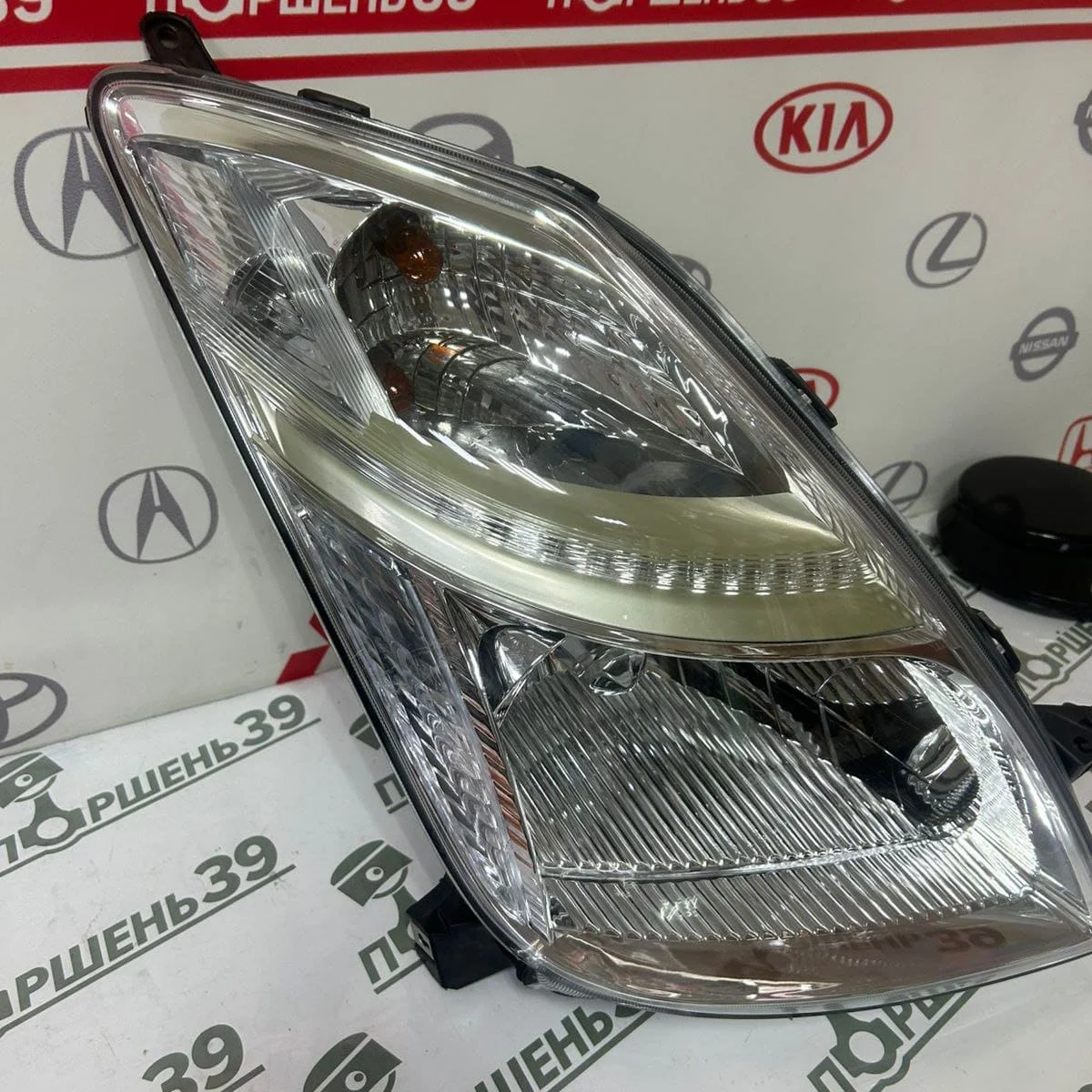 Фара правая основная Toyota Prius NHW20 81130-47090